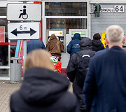 Eilės prie bankomatų