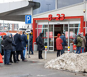 Eilės prie bankomatų