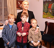 Agnė Grigaliūnienė su sūnumi Gabrieliumi (centre) ir krik&scaron;tasūniu Rojumi (de&scaron;inėje)