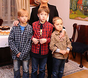 Agnė Grigaliūnienė su sūnumi Gabrieliumi (centre) ir krik&scaron;tasūniu Rojumi (de&scaron;inėje)