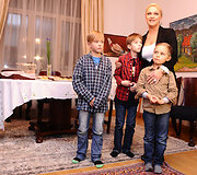Agnė Grigaliūnienė su sūnumi Gabrieliumi (centre) ir krik&scaron;tasūniu Rojumi (de&scaron;inėje)
