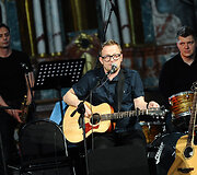 Maksas Melmanas (centre)