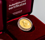 Pristatyta kolekcinė aukso moneta, skirta Lietuvos Valstybės Konstitucijos 100-mečiui