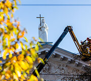 Sugrąžintos skulptūros ant Vilniaus evangelikų reformatų bažnyčios stogo