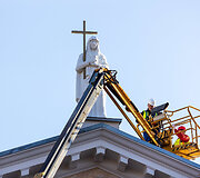 Sugrąžintos skulptūros ant Vilniaus evangelikų reformatų bažnyčios stogo