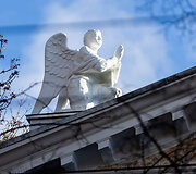 Sugrąžintos skulptūros ant Vilniaus evangelikų reformatų bažnyčios stogo