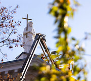 Sugrąžintos skulptūros ant Vilniaus evangelikų reformatų bažnyčios stogo