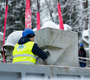 Nukeliamos sovietinės skulptūros Antakalnio kapinėse