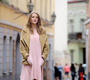 Nerija Makarskaitė-Ivanauskas demonstruoja Lilijos Larionovos drabužius