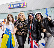 Stebėti antrojo &bdquo;Eurovizijos&ldquo; pusfinalio rinkosi pasipuo&scaron;ę gerbėjai