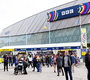 Stebėti antrojo &bdquo;Eurovizijos&ldquo; pusfinalio rinkosi pasipuo&scaron;ę gerbėjai