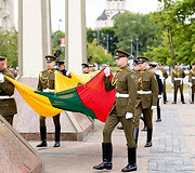 Valstybės vėliavos pakėlimo ceremonija Nepriklausomybės aik&scaron;tėje