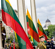 Valstybės vėliavos pakėlimo ceremonija Nepriklausomybės aik&scaron;tėje