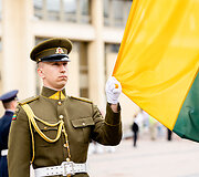 Valstybės vėliavos pakėlimo ceremonija Nepriklausomybės aik&scaron;tėje