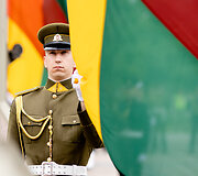 Valstybės vėliavos pakėlimo ceremonija Nepriklausomybės aik&scaron;tėje