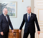 Gintautas Jak&scaron;tas, Gitanas Nausėda