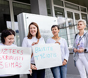 Prie Vilniaus rajono savivaldybės - piketas dėl mažinamų kompensacijų už privačius darželius.