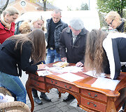 Baldų aukciono akimirka