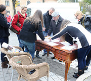 Baldų aukciono akimirka
