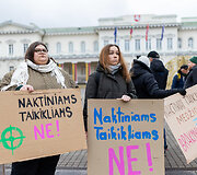 Prie prezidentūros vyko žaliųjų partijos demonstracija dėl naktinių taikiklių