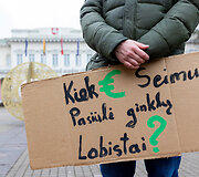 Prie prezidentūros vyko žaliųjų partijos demonstracija dėl naktinių taikiklių