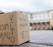 Prie prezidentūros vyko žaliųjų partijos demonstracija dėl naktinių taikiklių