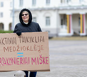 Prie prezidentūros vyko žaliųjų partijos demonstracija dėl naktinių taikiklių