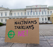 Prie prezidentūros vyko žaliųjų partijos demonstracija dėl naktinių taikiklių