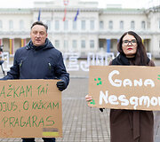Prie prezidentūros vyko žaliųjų partijos demonstracija dėl naktinių taikiklių