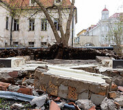 Nugriuvo dalis tvoros &scaron;alia Vilniaus Kirdiejų rūmų