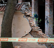 Nugriuvo dalis tvoros &scaron;alia Vilniaus Kirdiejų rūmų