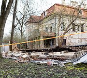 Nugriuvo dalis tvoros &scaron;alia Vilniaus Kirdiejų rūmų