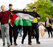 Likus valandai iki &bdquo;Eurovizijos&ldquo; finalo prie Malmės arenos policija sulaikė kelias de&scaron;imtis Palestinos rėmėjų