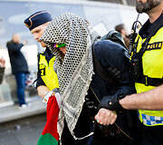 Likus valandai iki &bdquo;Eurovizijos&ldquo; finalo prie Malmės arenos policija sulaikė kelias de&scaron;imtis Palestinos rėmėjų