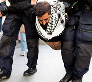 Likus valandai iki &bdquo;Eurovizijos&ldquo; finalo prie Malmės arenos policija sulaikė kelias de&scaron;imtis Palestinos rėmėjų