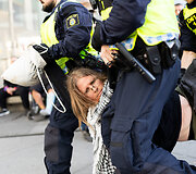 Likus valandai iki &bdquo;Eurovizijos&ldquo; finalo prie Malmės arenos policija sulaikė kelias de&scaron;imtis Palestinos rėmėjų