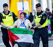 Likus valandai iki &bdquo;Eurovizijos&ldquo; finalo prie Malmės arenos policija sulaikė kelias de&scaron;imtis Palestinos rėmėjų