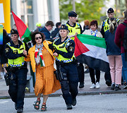 Likus valandai iki &bdquo;Eurovizijos&ldquo; finalo prie Malmės arenos policija sulaikė kelias de&scaron;imtis Palestinos rėmėjų