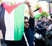 Likus valandai iki &bdquo;Eurovizijos&ldquo; finalo prie Malmės arenos policija sulaikė kelias de&scaron;imtis Palestinos rėmėjų