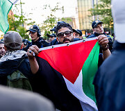 Likus valandai iki &bdquo;Eurovizijos&ldquo; finalo prie Malmės arenos policija sulaikė kelias de&scaron;imtis Palestinos rėmėjų