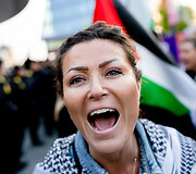 Likus valandai iki &bdquo;Eurovizijos&ldquo; finalo prie Malmės arenos policija sulaikė kelias de&scaron;imtis Palestinos rėmėjų