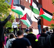 Likus valandai iki &bdquo;Eurovizijos&ldquo; finalo prie Malmės arenos policija sulaikė kelias de&scaron;imtis Palestinos rėmėjų