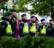 Likus valandai iki &bdquo;Eurovizijos&ldquo; finalo prie Malmės arenos policija sulaikė kelias de&scaron;imtis Palestinos rėmėjų
