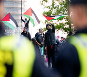 Likus valandai iki &bdquo;Eurovizijos&ldquo; finalo prie Malmės arenos policija sulaikė kelias de&scaron;imtis Palestinos rėmėjų