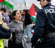 Likus valandai iki &bdquo;Eurovizijos&ldquo; finalo prie Malmės arenos policija sulaikė kelias de&scaron;imtis Palestinos rėmėjų