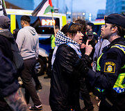 Likus valandai iki &bdquo;Eurovizijos&ldquo; finalo prie Malmės arenos policija sulaikė kelias de&scaron;imtis Palestinos rėmėjų