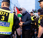 Likus valandai iki &bdquo;Eurovizijos&ldquo; finalo prie Malmės arenos policija sulaikė kelias de&scaron;imtis Palestinos rėmėjų