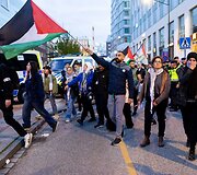 Likus valandai iki &bdquo;Eurovizijos&ldquo; finalo prie Malmės arenos policija sulaikė kelias de&scaron;imtis Palestinos rėmėjų