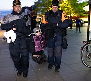 Likus valandai iki &bdquo;Eurovizijos&ldquo; finalo prie Malmės arenos policija sulaikė kelias de&scaron;imtis Palestinos rėmėjų