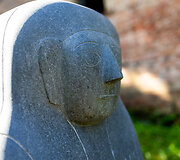 Pristatytas skulptorės Ksenijos Jaro&scaron;evaitės sukurtas sarkofago dangčio formos kenotafas su įra&scaron;u &bdquo;Senovės Aigipto pakerėta saulės dukra"